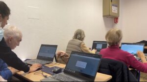 photo d'atelier numérique seniors à Neuilly-sur-Seine