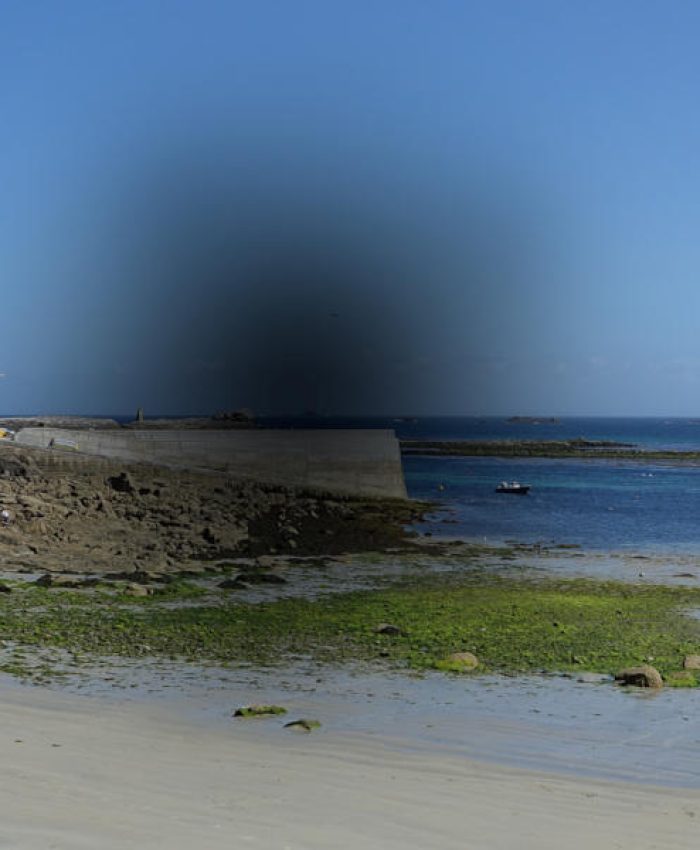 https://commons.wikimedia.org/wiki/File:Plage_(%C3%8Ele-de-Sein)_(1).jpg
